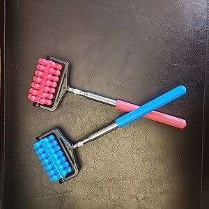 Set of 2 extendable back massagers. Pink and blue